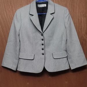 𝅺tahari Arthur s. Levine women's blazer.  Size 6